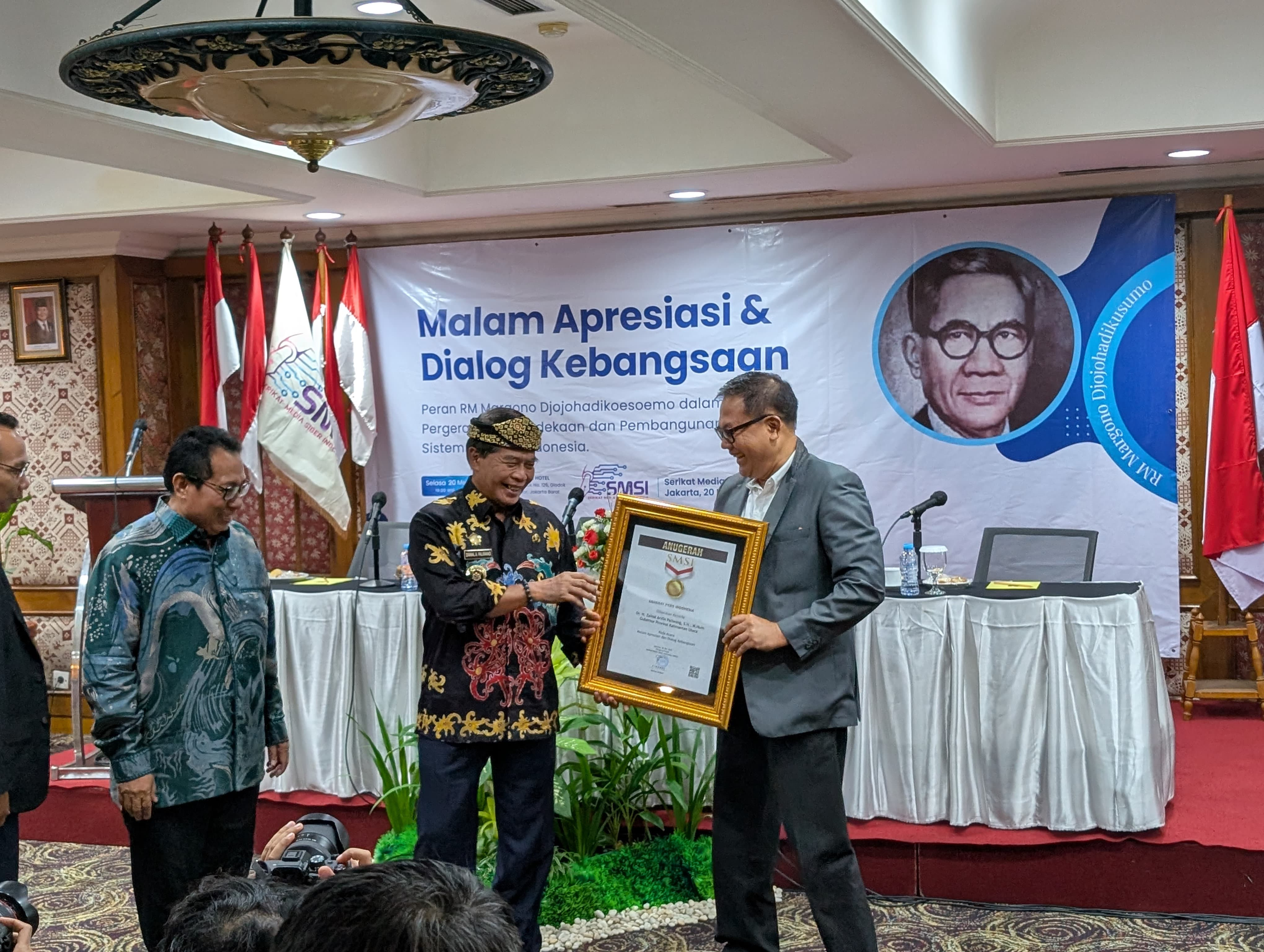 Gubernur Kaltara Terima Penghargaan Sahabat Pers Indonesia Tahun 2025