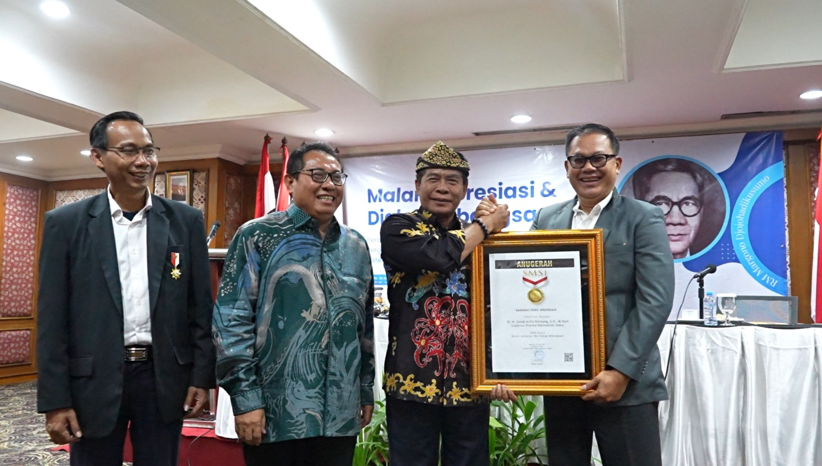 Terima Anugerah Sahabat Pers Dari SMSI